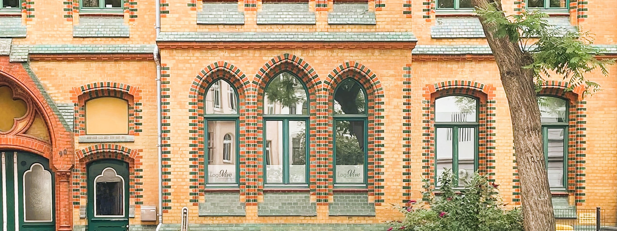 Hausfassade der Praxis für Logopädie LogoVivo im Sonnenschein