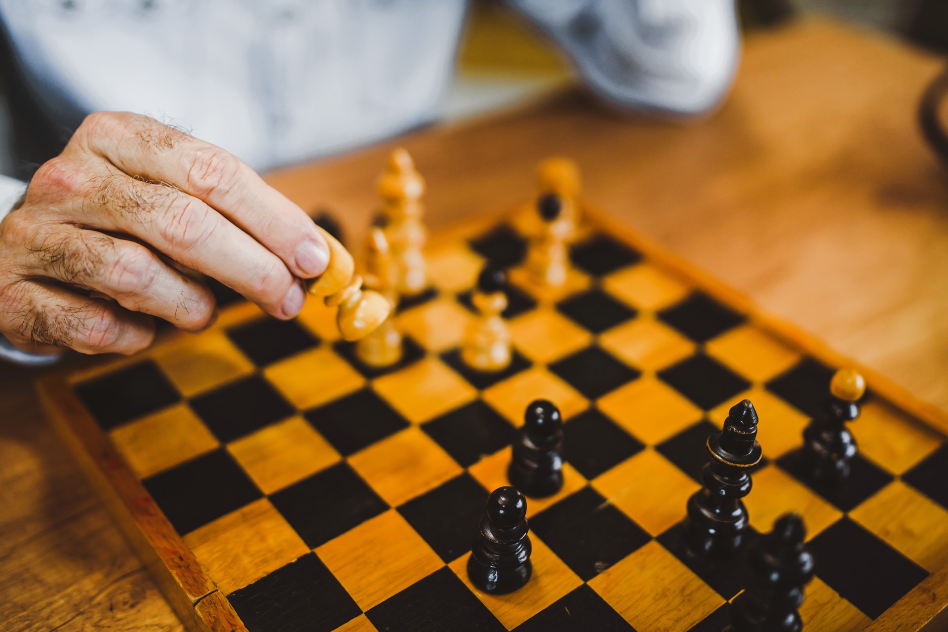 Aphasie Aphasie: ein älterer Herr spielt Schach