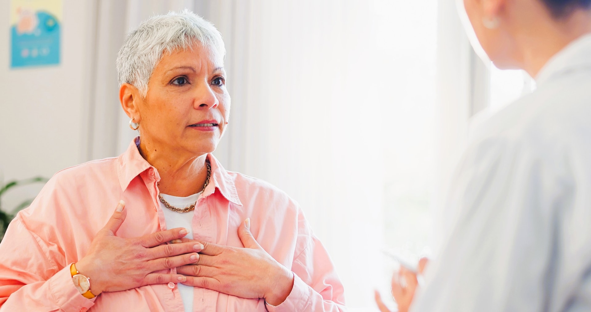 Dysarthrie: Eine Frau mit grauen Haaren im Gespräch mit Therapeutin