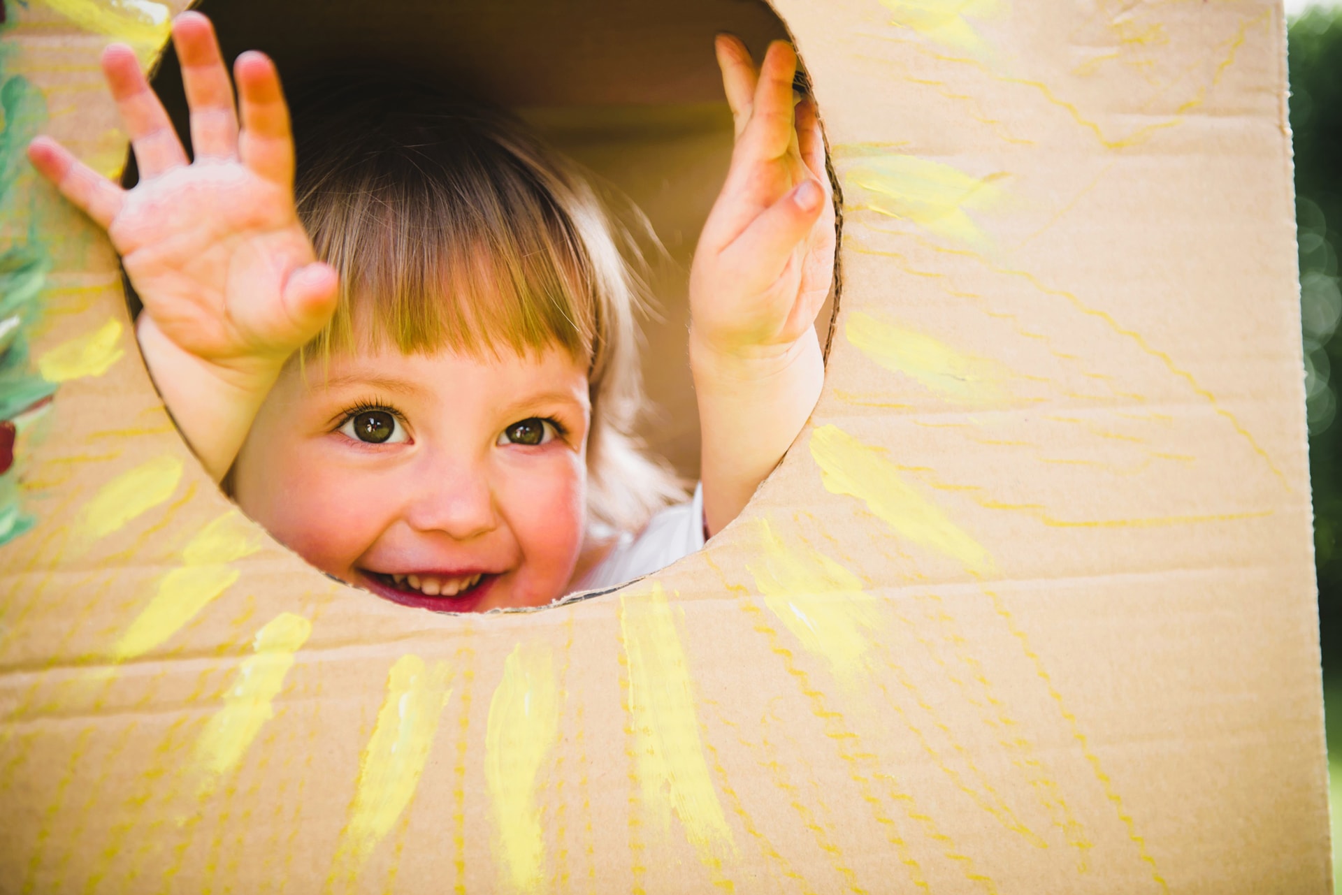 Grammatik: Ein fröhliches Kind schaut in die Sonne
