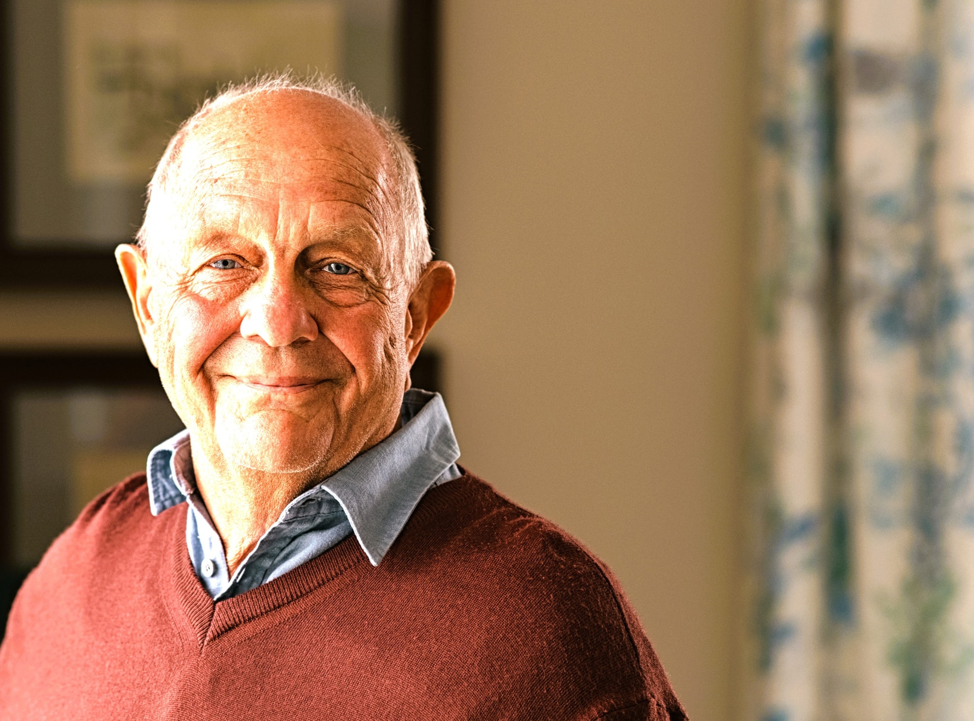 Morbus Parkinson Morbus Parkinson: Ein älterer Mann lächelt zufrieden