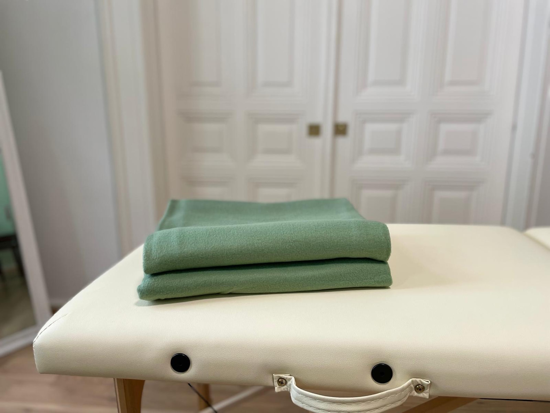 Manuelle Stimmtherapie Liege mit Decken