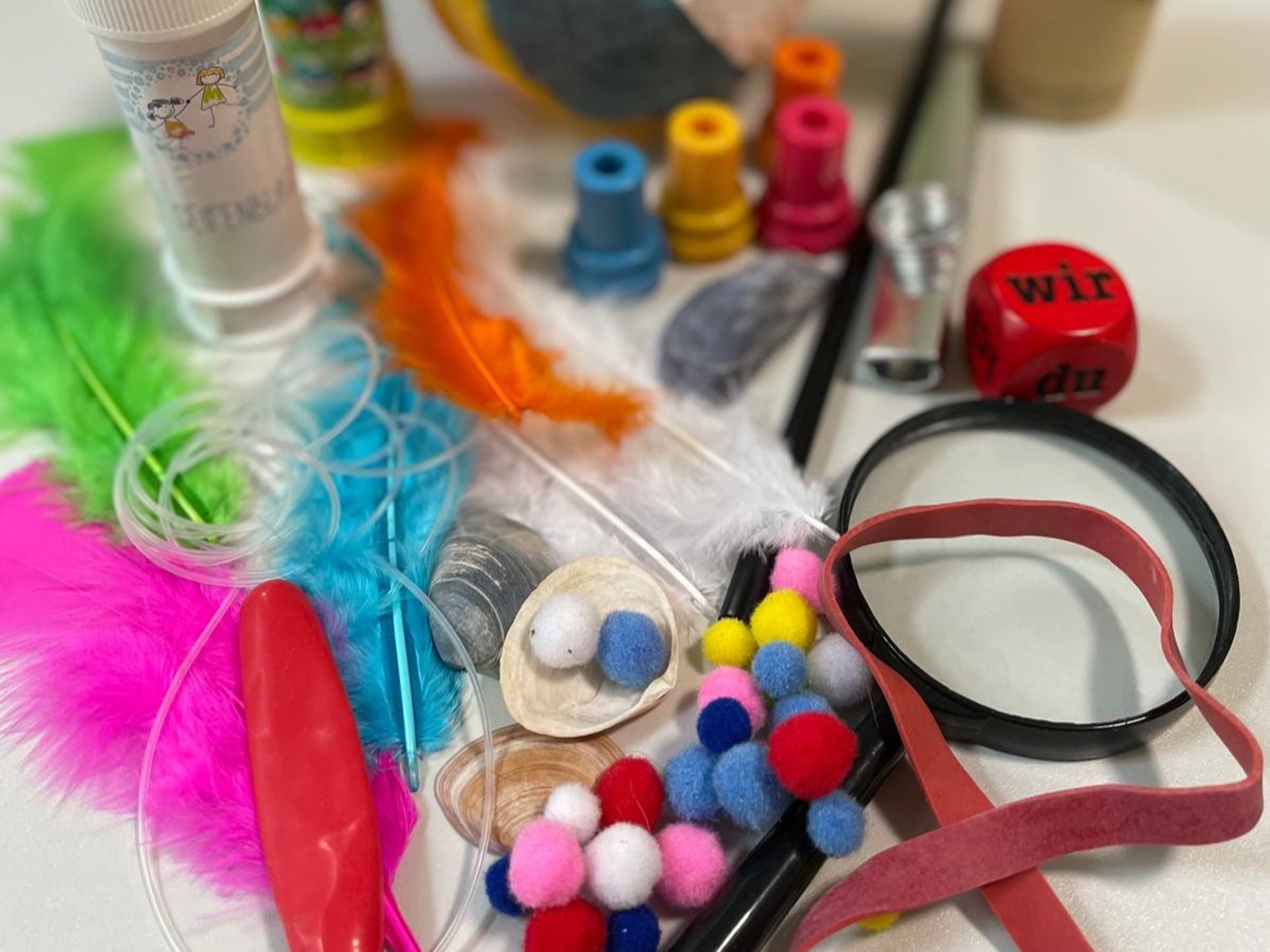 Myofunktionelle Therapie Material für Myofunktionelle Therapie: Federn, kleine Pompons, Stempel, Würfel, Seifenblasen, Strohhalm