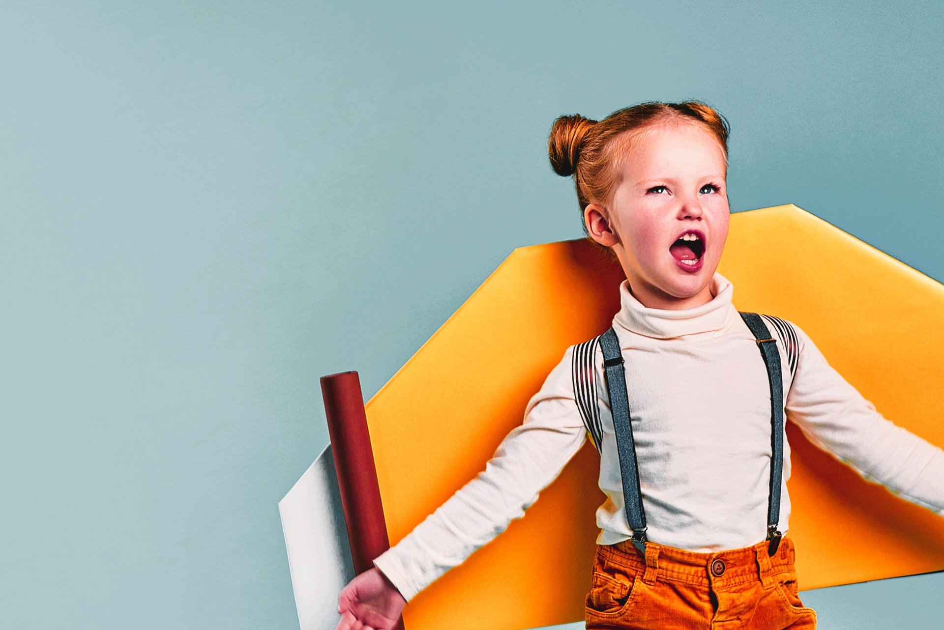 Phonologische Störungen bei Kindern Phonologische Störungen: Ein fröhliches Kind mit selbstgebastelten Raketenflügeln