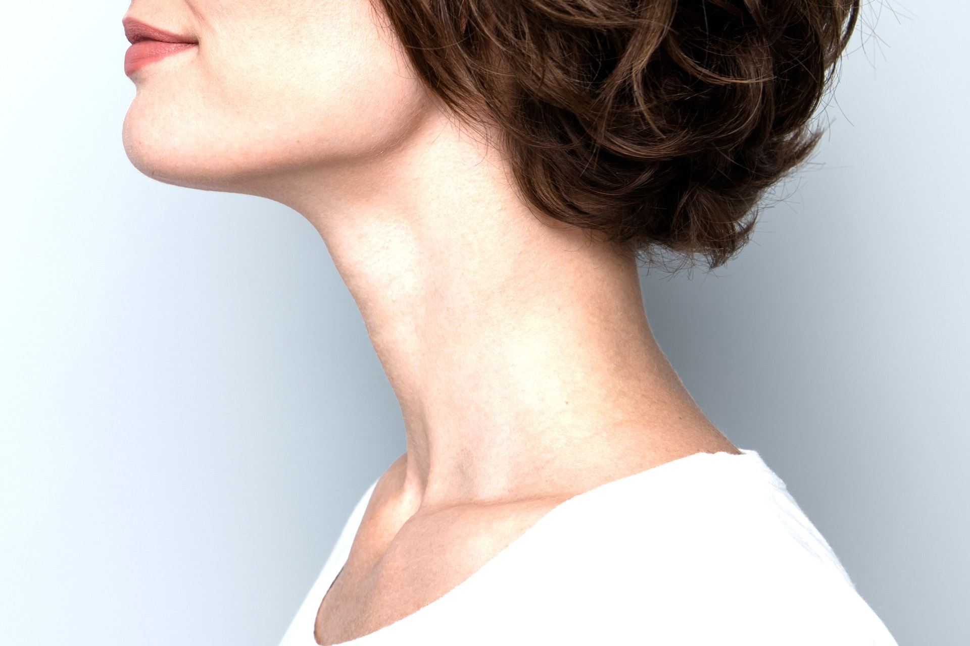 Stimme – Frau im Seitenprofil Stimme - Frau im Seitenprofil