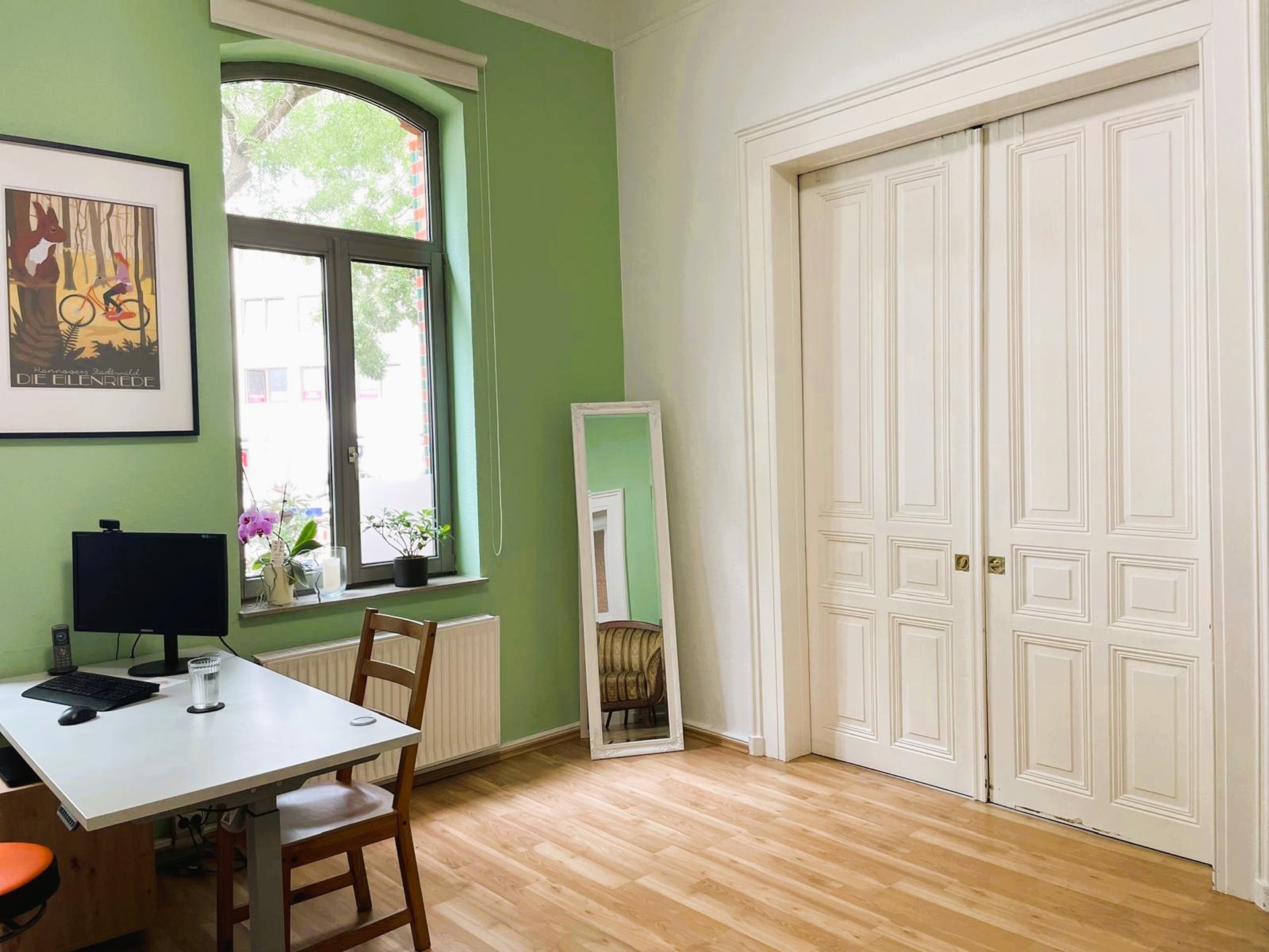 Therapieraum bei LogoVivo: Altbau, große Fenster, großzügiger Raum